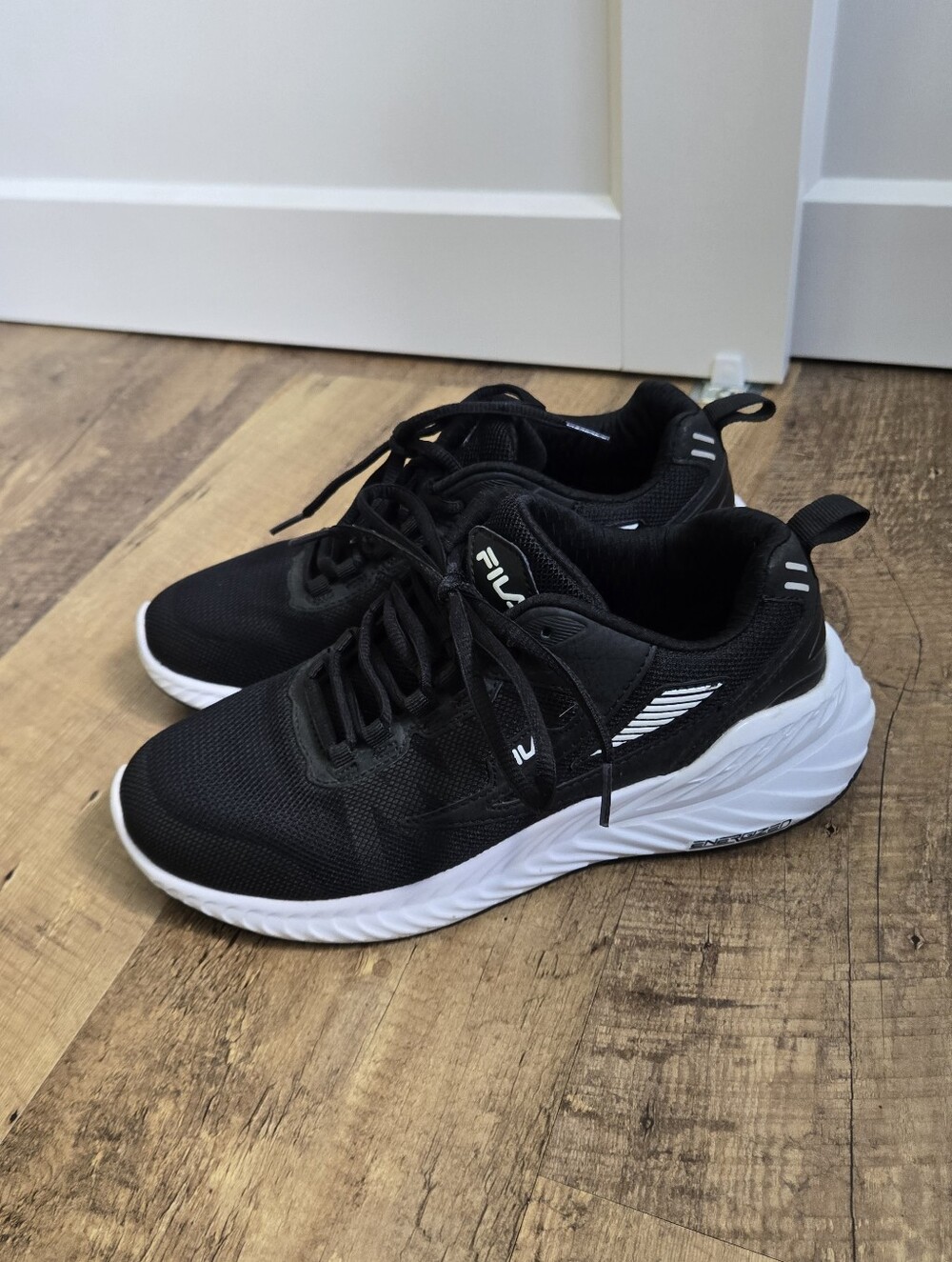 Fila Womens Size 7 Black And White Sneakers
